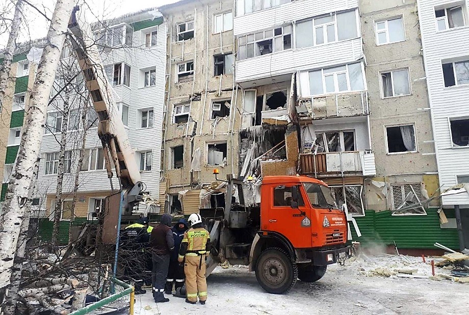 Поисково-спасательные работы на месте взрыва газа в Нижневартовске осложнены из-за завала