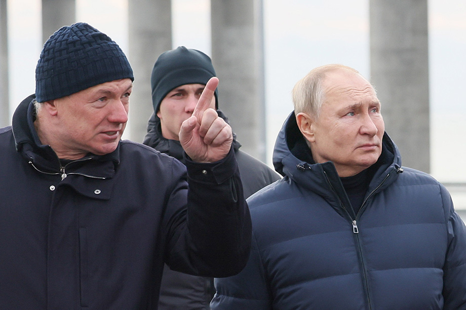 Президент РФ Владимир Путин и заместитель председателя Правительства РФ Марат Хуснуллин на Крымском мосту.