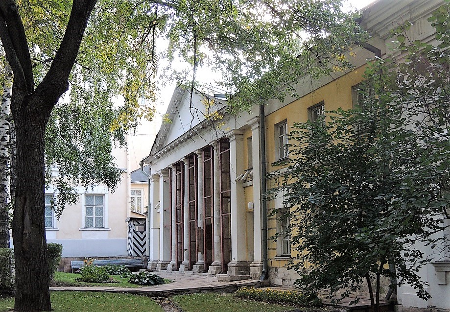 Усадьба Лопухиных с Малом Знаменском переулке в настоящий момент принадлежит Центру Рериха