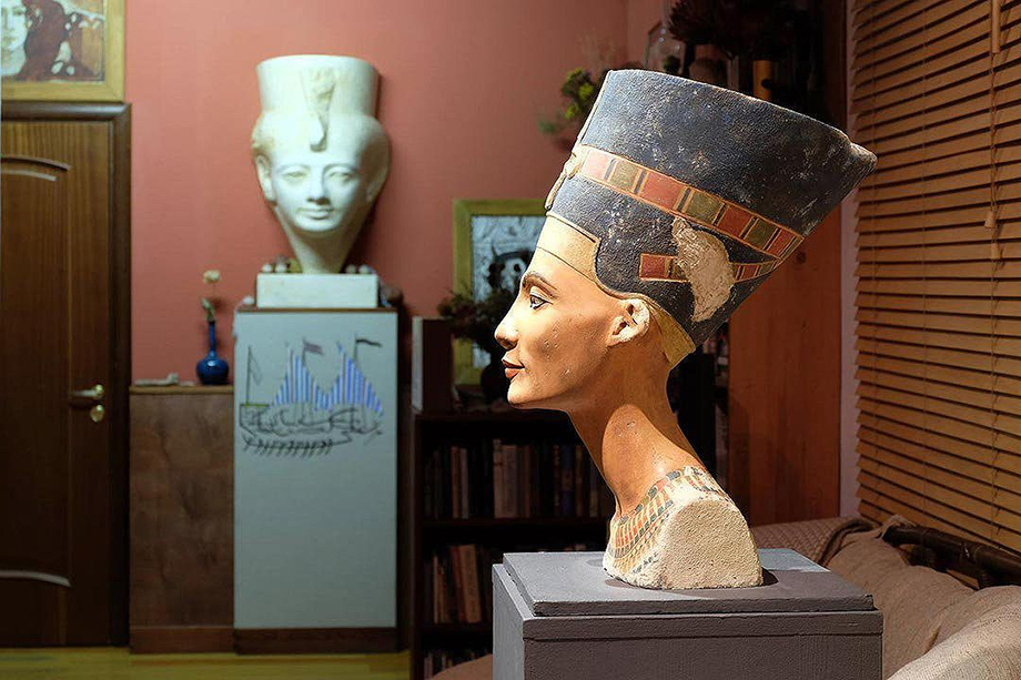 В центре зала Востока в Библиотеке имени М. А. Волошина находятся бюсты Нефертити и Мутноджемет.