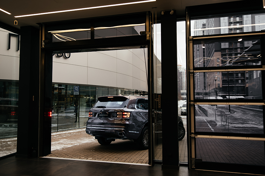 Дилерский центр Aurus планировали открыть ещё в прошлом году, но места в автосалоне занимали Lamborghini.