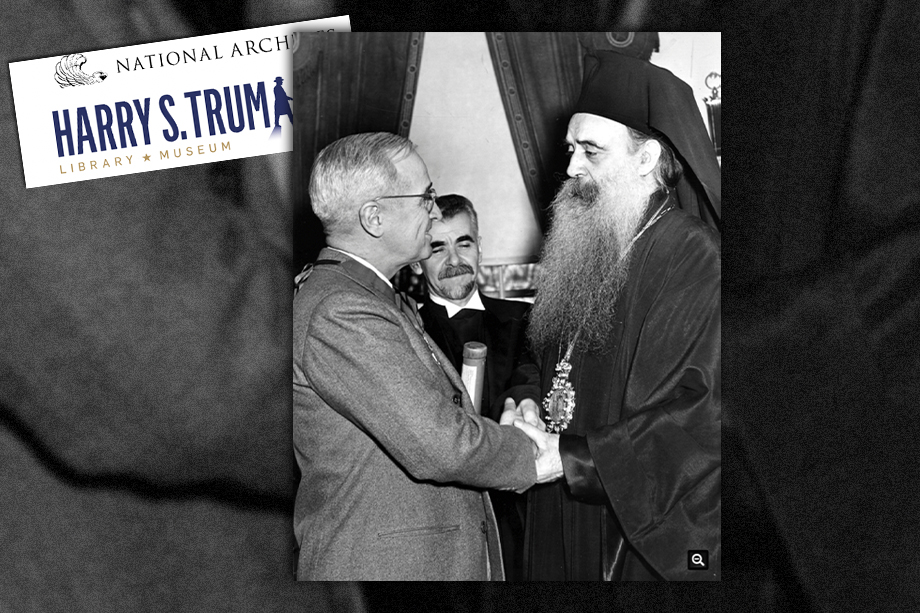 10 февраля 1947 года. Президент Гарри Трумэн обменивается рукопожатием с патриархом Афинагором.
