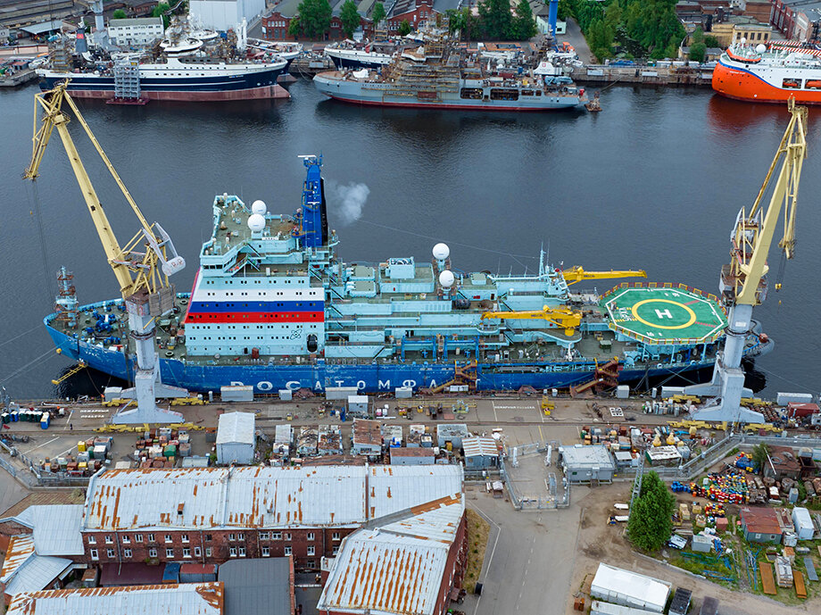Ледокол «Урал» в процессе достройки у причальной стенки Балтийского завода в июле 2022 года.
