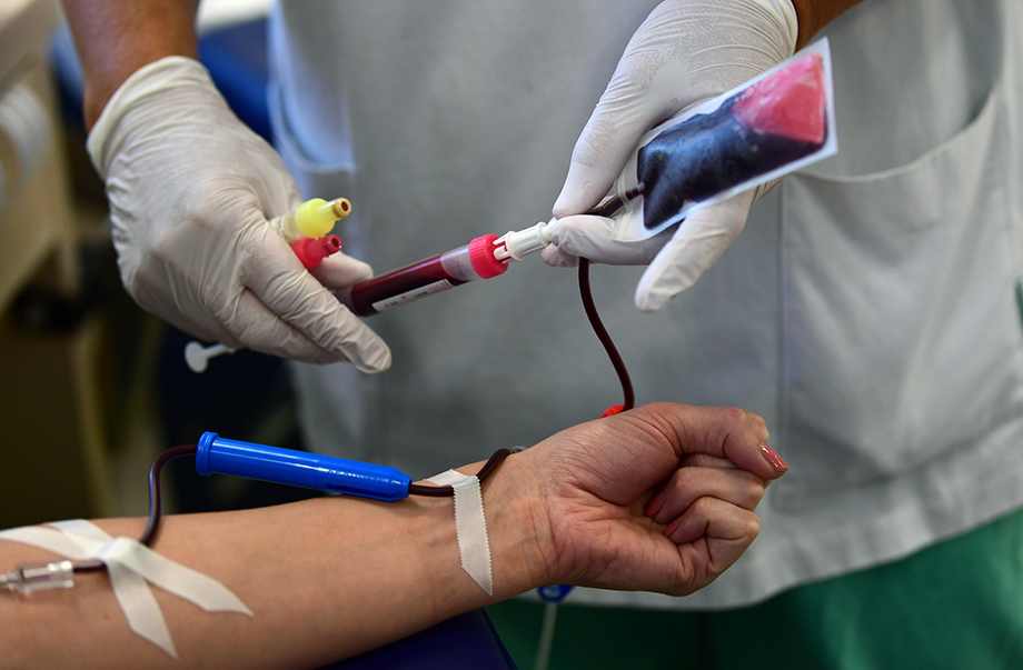Дезинформация связанная с вакцинами от COVID привела к отказам от донорской крови.