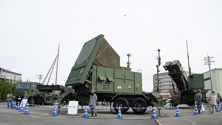 Для эксплуатации одного комплекса Patriot обычно требуется 90 военных