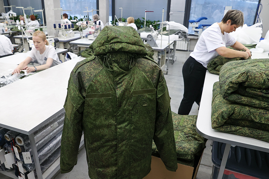 Участок упаковки военной формы в швейном цехе.
