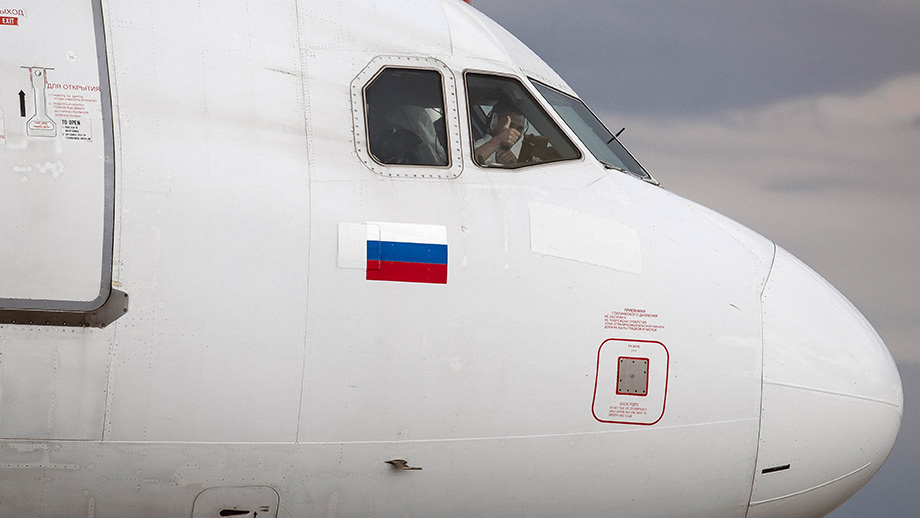 Некоторые авиаперевозчики уверяют, что неформальное общение и шутки пилотов поднимают пассажирам настроение и даже вызывают овации