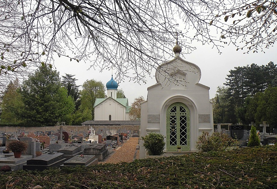 Русские церкви на кладбище в Сент-Женевьев-де-Буа