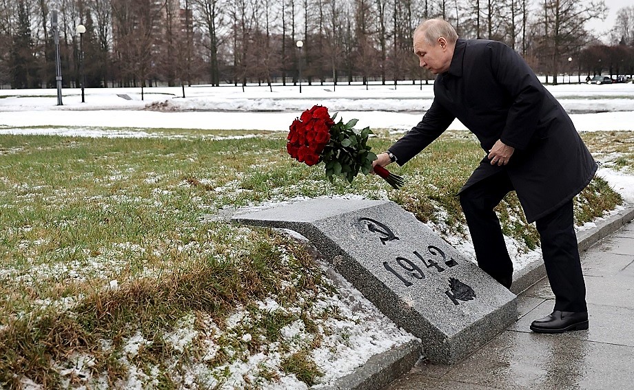 На пути к монументу «Мать-Родина» на Пискарёвском мемориальном кладбище Владимир Путин возложил цветы к одной из братских могил