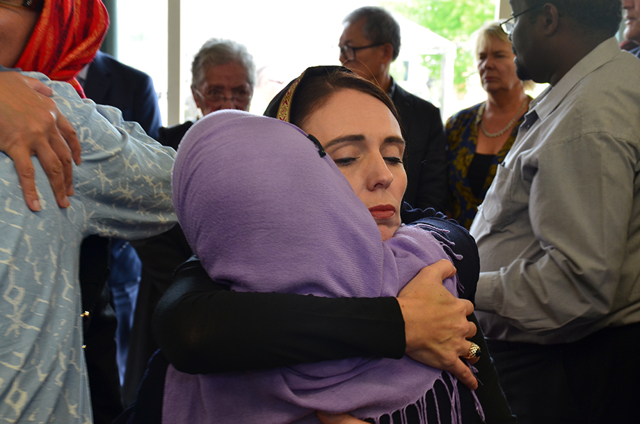 Джасинда Ардерн на встрече с представителями мусульманской общины в новозеландском городе Крайстчерч после стрельбы в мечетях.