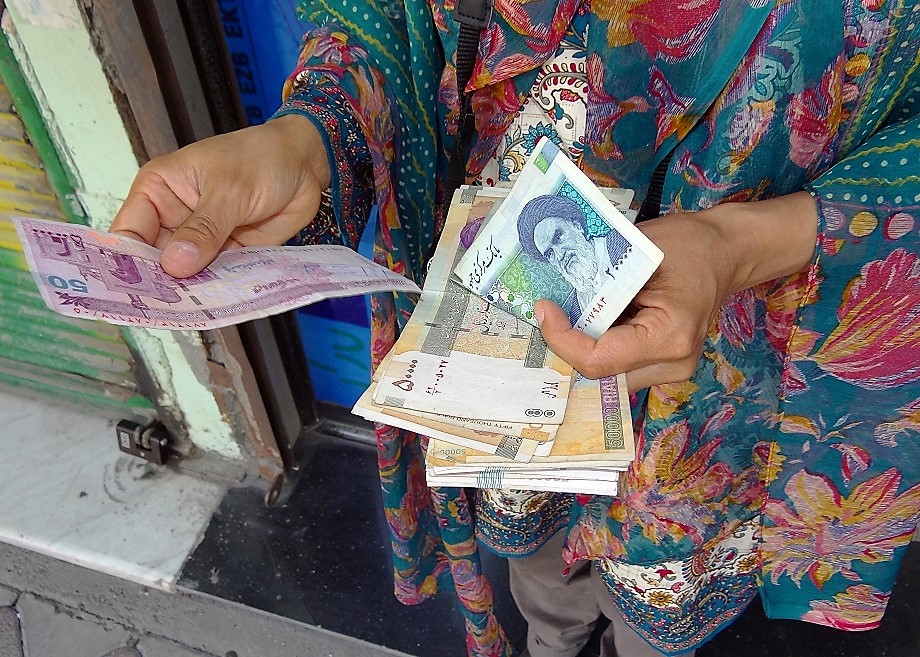 Курс иранского риала к доллару упал до рекордно низкого уровня