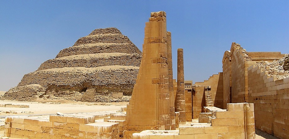 Вид на Ступенчатую пирамиду в Саккаре