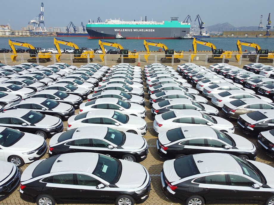 Автомобили китайских производителей перед погрузкой на экспорт в порту Яньтай на востоке Китая.