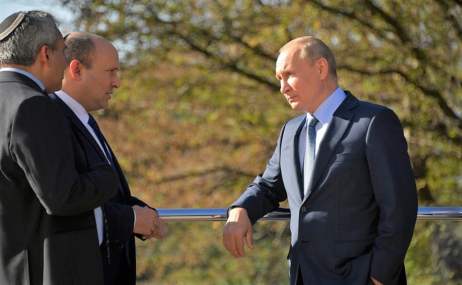 Нафтали Беннет (на фото на заднем плане слева) и Владимир Путин (на фото справа)