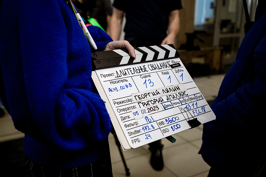 Съёмки картины «Длительные свидания» на Урале начались в начале февраля. На главпочтамте снимают 13-ю сцену фильма.