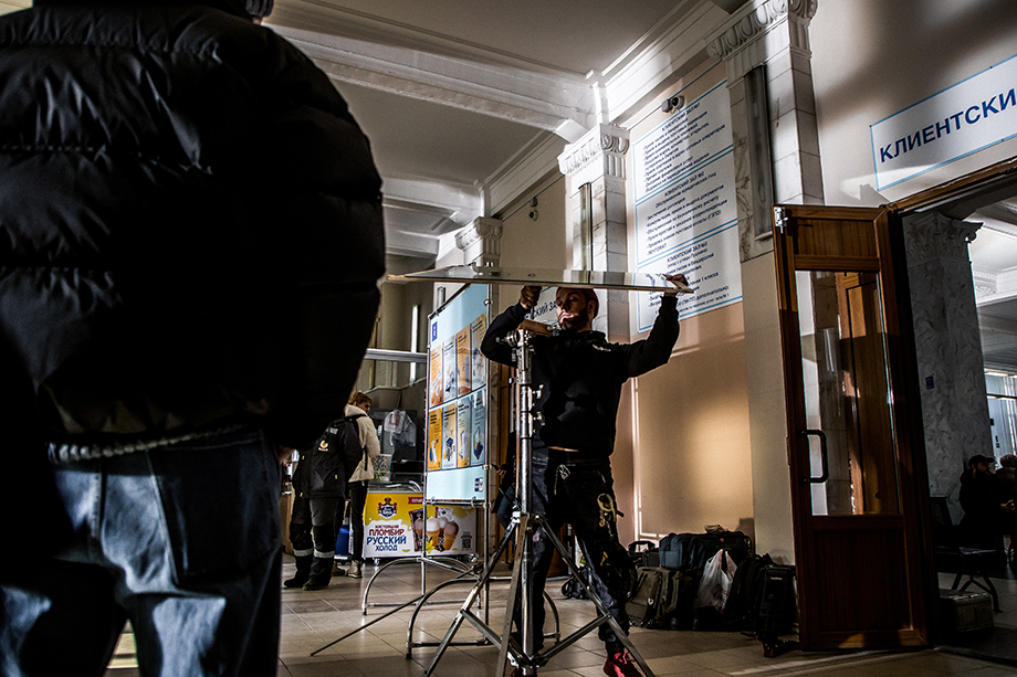 Сотрудники Свердловской киностудии устанавливают зеркала в здании главпочтамта.