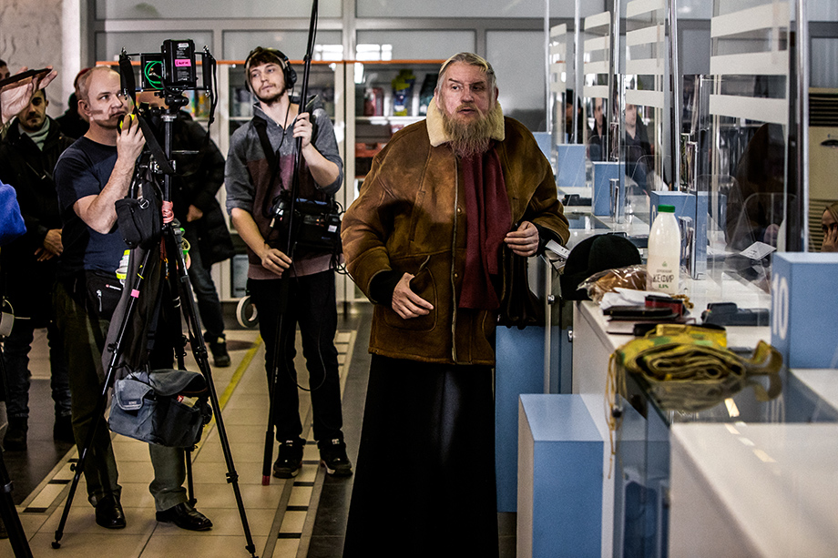По сценарию главный герой Александр (Олег Гаркуша) по-уральски принёс с собой в расчётный центр кефир и батон.