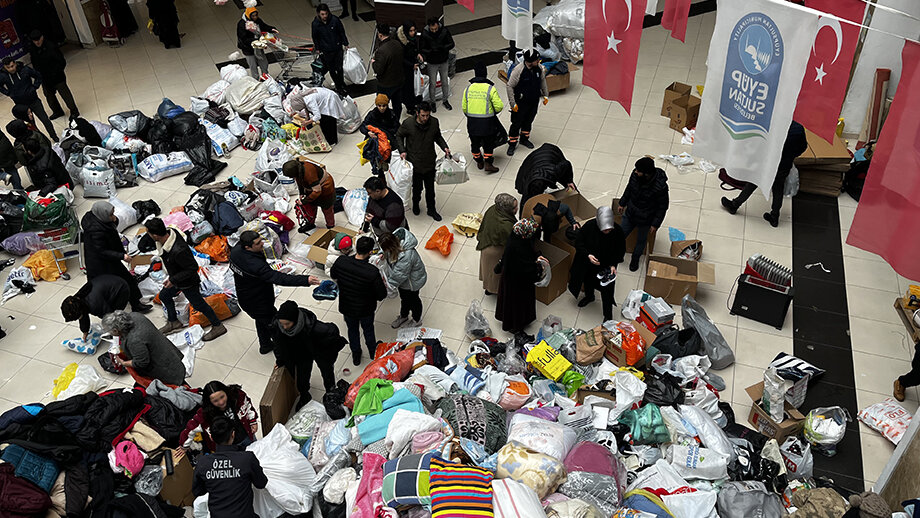 6 февраля 2023 года. Помощь, собранная жителями стамбульского района Эйюпсултан для пострадавших от землетрясения в Газиантепе и Кахраманмараше