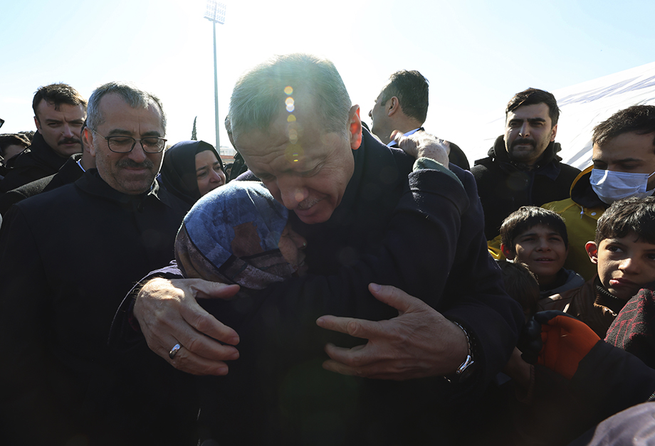 Президент Турции посетил город Кахраманмараш, пострадавший от землетрясения.