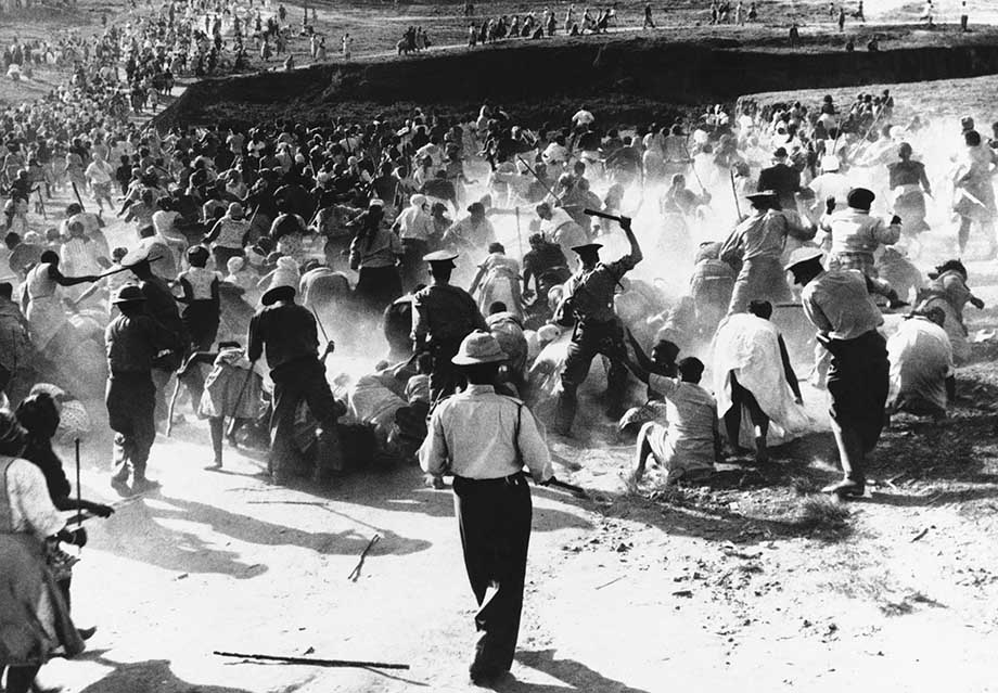 Дурбан. 1959 год. Полиция Южной Африки избивает африканских женщин дубинками.