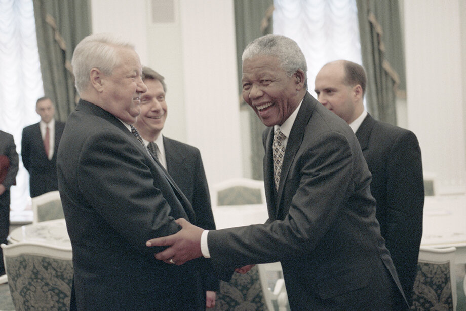 Москва. 29 апреля 1999 года. Президент ЮАР Нельсон Мандела и президент России Борис Ельцин перед началом беседы в Кремле.