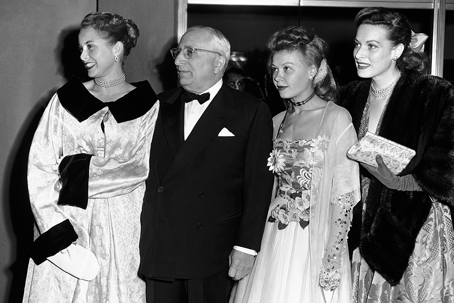 9 апреля 1951 года, Лос-Анджелес, Калифорния. Кинопродюсер Луис Майер с актрисами Верой-Эллен и Морин О'Хара (справа) на премьере благотворительного фильма в Голливуде.