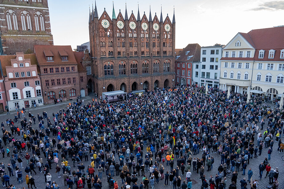 Акция протеста в немецком Штральзунде против роста цен на энергоносители.