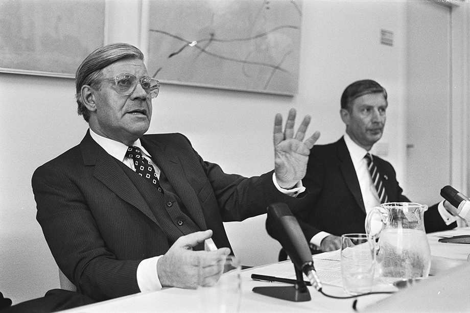 Осенью 1982 года бундестаг вынес Гельмуту Шмидту вотум недоверия и утвердил новым канцлером христианского демократа Гельмута Коля.