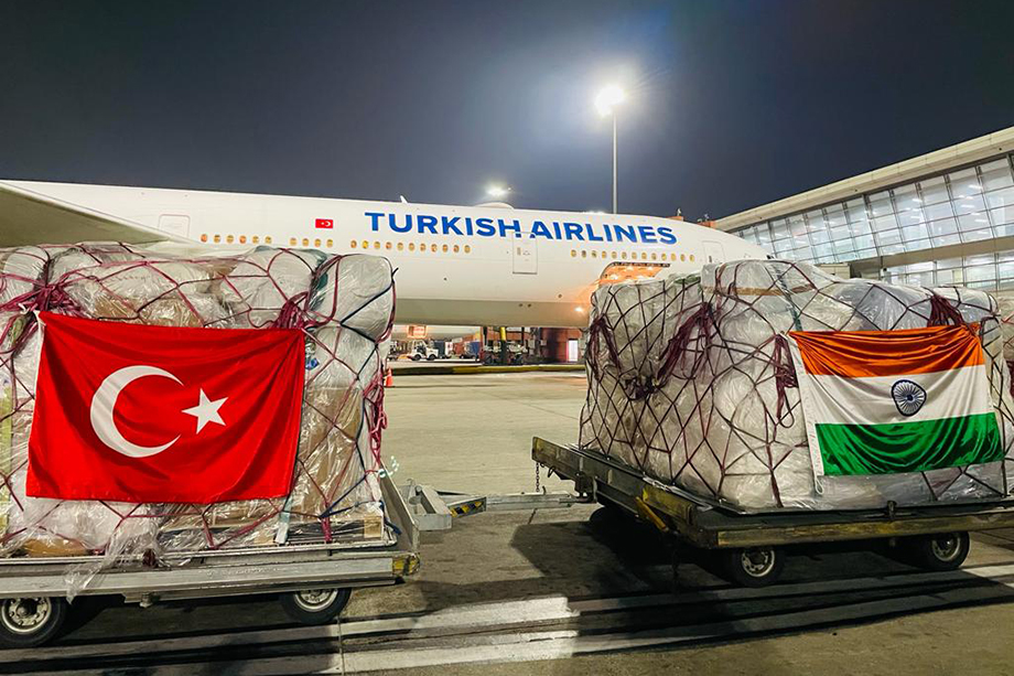 Гуманитарная помощь от народа Индии в аэропорту во время отправки в Турцию.