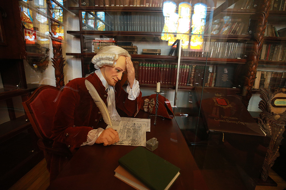Фигура философа Иммануила Канта в воссозданной Валленродтской библиотеке в Кафедральном соборе.