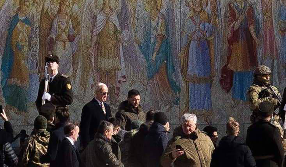 Украинские СМИ публикуют фото Байдена и Зеленского у Михайловского собора.