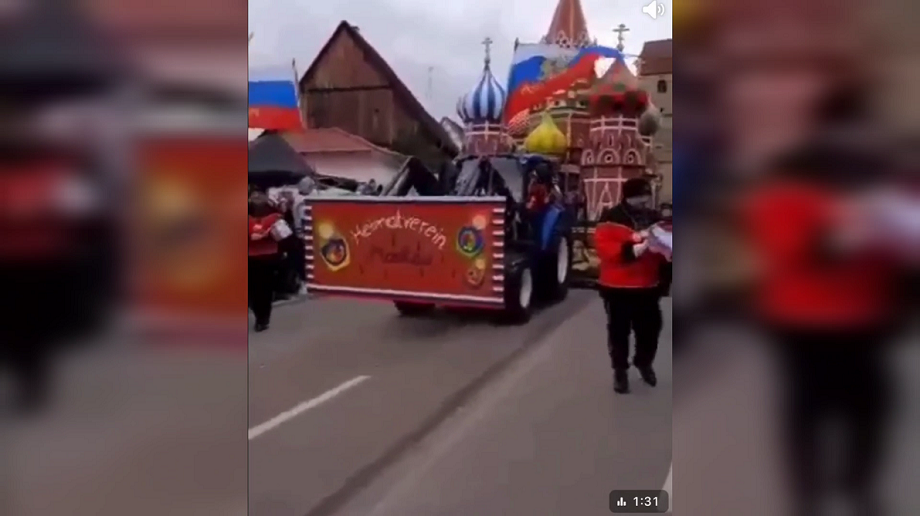 Храм Василия Блаженного и российские флаги на традиционном предпасхальном карнавале в Берлине