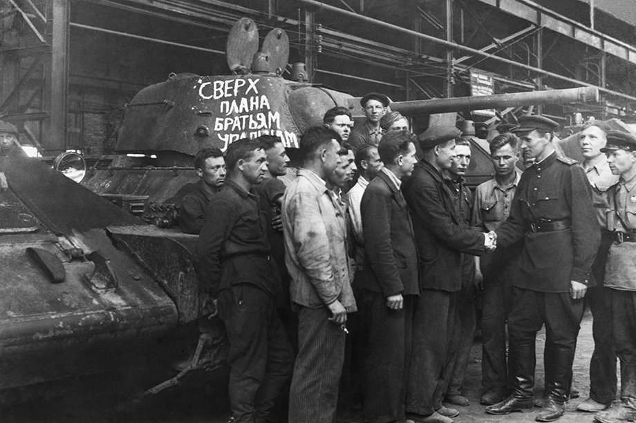 1942 год. Военные приёмщики принимают сверхплановый танк от рабочих одного из уральских заводов.