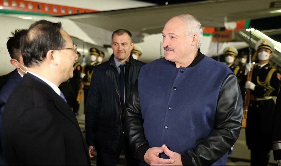 Китайские официальные лица встречают президента Белоруссии Александра Лукашенко в аэропорту Пекина.