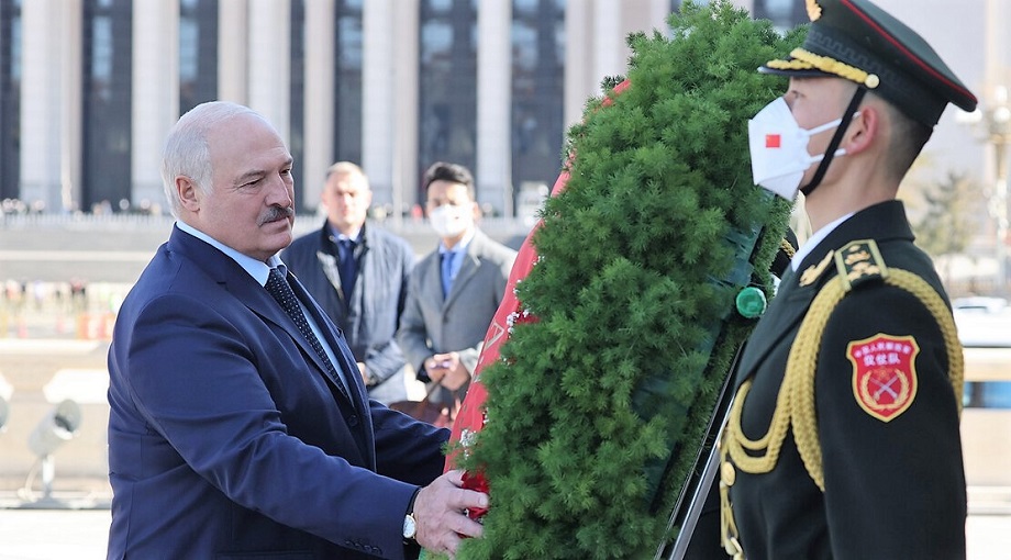 После встречи Александр Лукашенко возложил венок к Памятнику народным героям