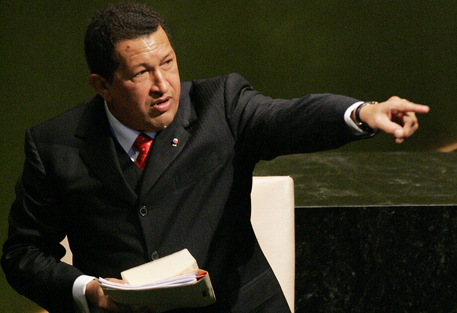 20 сентября 2006 года. Президент Венесуэлы Уго Чавес приветствует участников 61-й сессии Генеральной Ассамблеи Организации Объединённых Наций в штаб-квартире ООН. Чавес ахнул на том же форуме в 2006 году, когда сказал о президенте США Джордже Буше: «Вчера сюда приходил дьявол», добавив, что «сегодня здесь всё ещё пахнет серой».