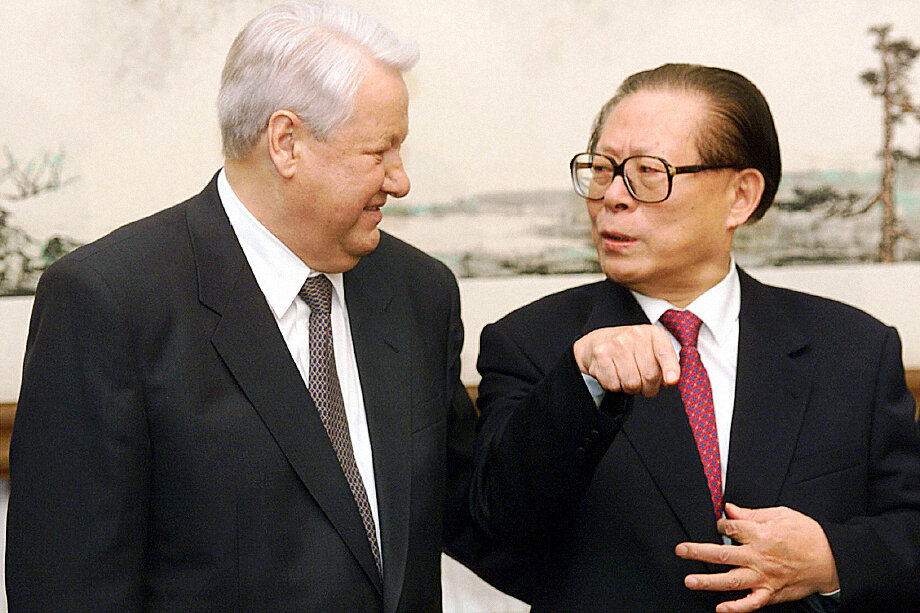 Пекин. 9 декабря 1999 года. Президент России Борис Ельцин (слева) и председатель КНР Цзян Цзэминь (справа).