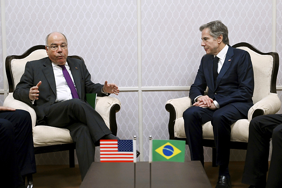 Встреча глав МИД стран G20 в Нью-Дели. Справа налево: государственный секретарь США Энтони Блинкен и министр иностранных дел Бразилии Мауро Виейра во время встречи.
