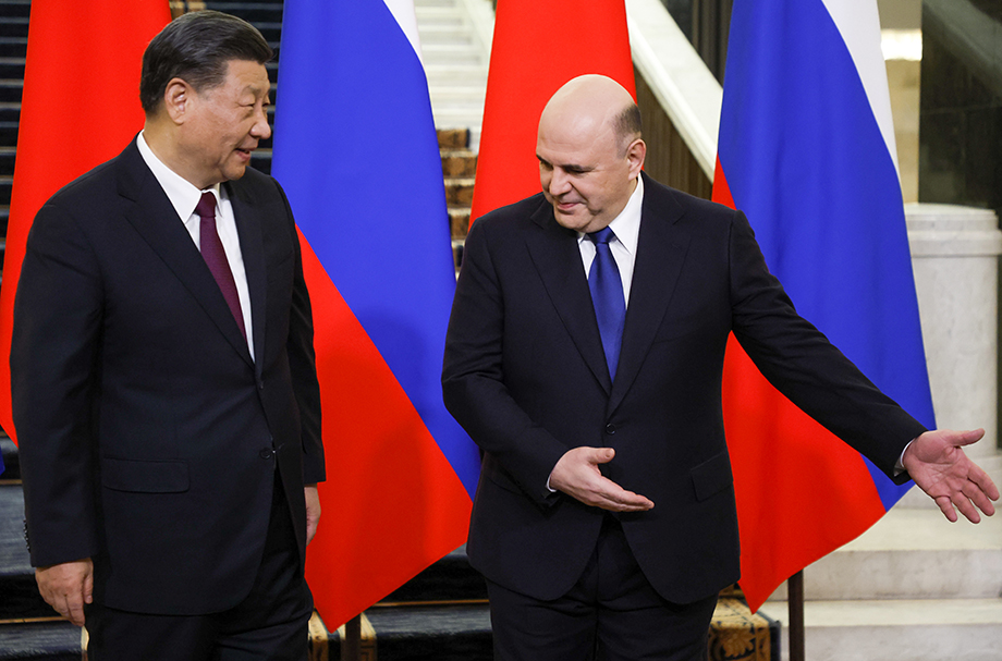 Премьер-министр РФ Михаил Мишустин и председатель КНР Си Цзиньпин во время встречи в Доме правительства РФ.
