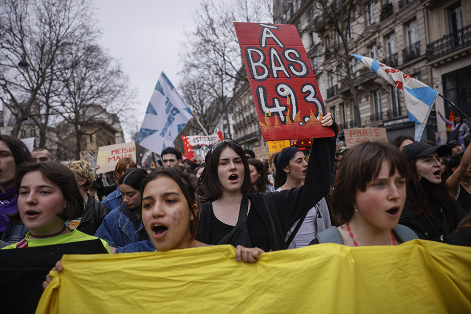 Протестующие выступают против применения статьи 49.3 Конституции Франции.