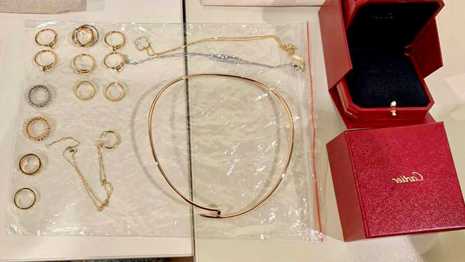 Супруги ввозили изделия Cartier из золота с бриллиантами на общую сумму 4 млн рублей
