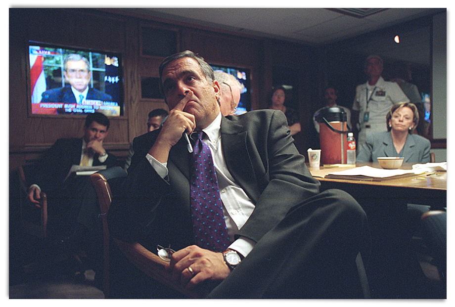 In-Q-Tel была основана осенью 1999 года по инициативе бывшего тогда главой ЦРУ Джорджа Тенета. На фото: Джордж Тенет слушает официальное заявление 9 сентября 2001 года.