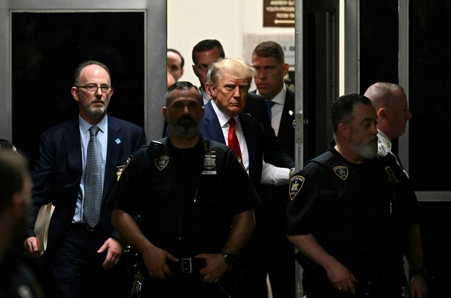 Арестованный Дональд Трамп перед началом оглашения обвинений