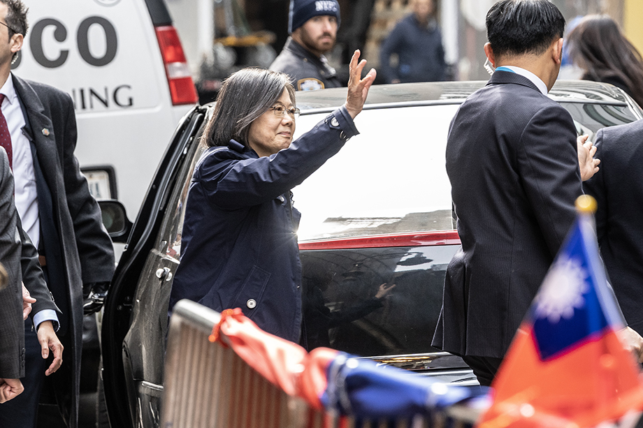 31 марта 2023 года, Нью-Йорк. Президент Тайваня Цай Инвэнь машет рукой китайцам, которые протестуют против её визита и хотят объединения Китая.