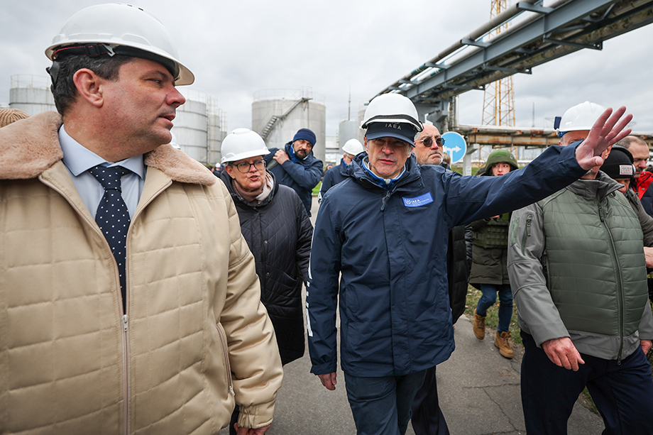 29 марта 2023 года, Энергодар (Запорожская область, Россия). Генеральный директор МАГАТЭ Рафаэль Гросси (в центре) во время посещения Запорожской атомной электростанции. Делегация во главе с Гросси включила в себя 11 представителей МАГАТЭ и семь представителей департамента безопасности и поддержки ООН.