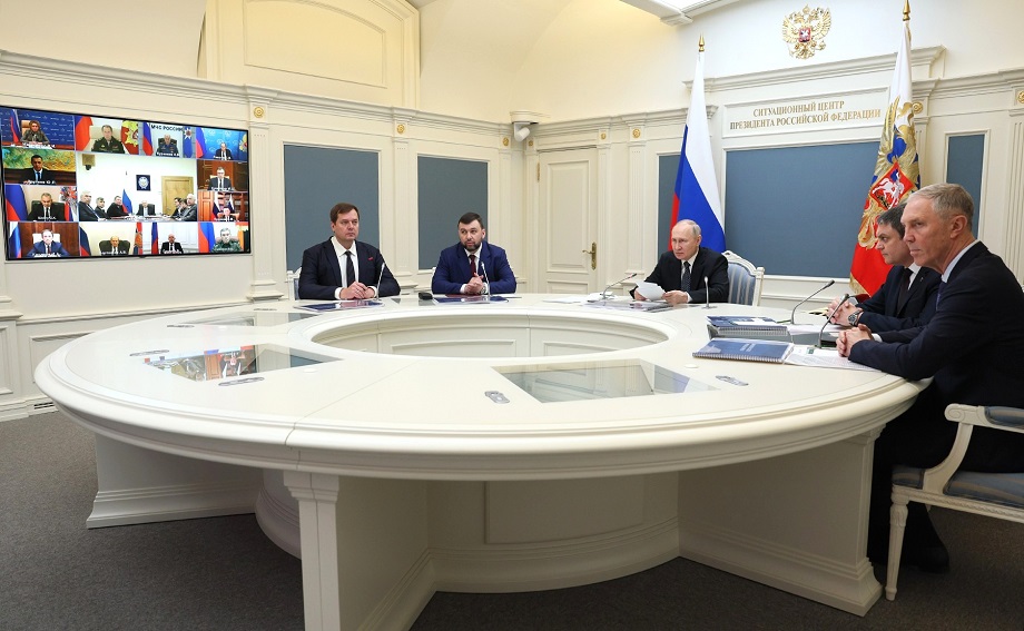 Президент России Владимир Путин с главами новых российских регионов