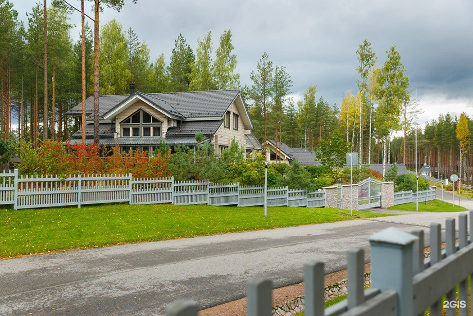 Коттеджный посёлок Медное Озеро – 2, построенный компанией «Хонка-Парк», находится во Всеволожском районе Ленинградской области в деревне Медный Завод.