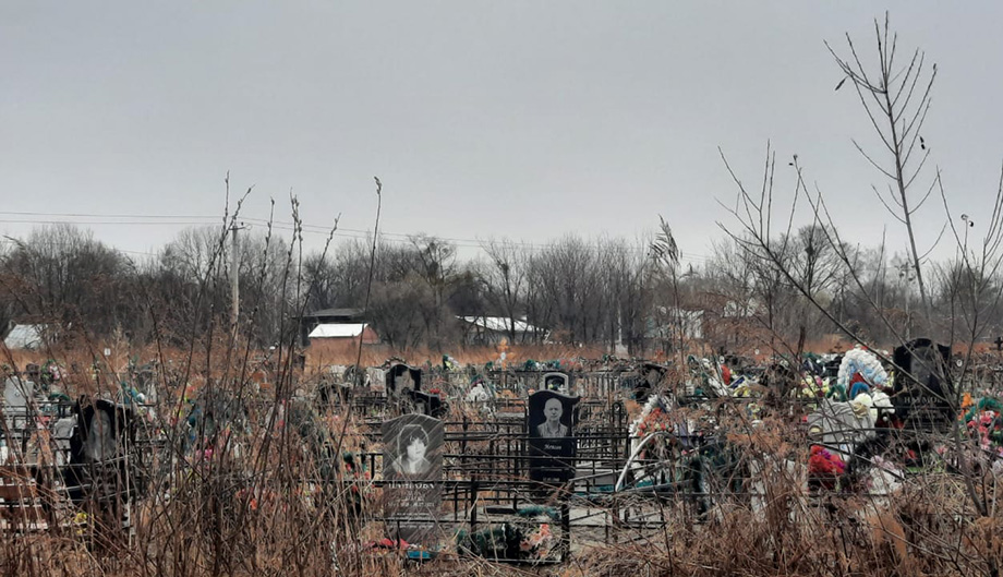 Жители посёлка ежедневно проходят через кладбище на работу.