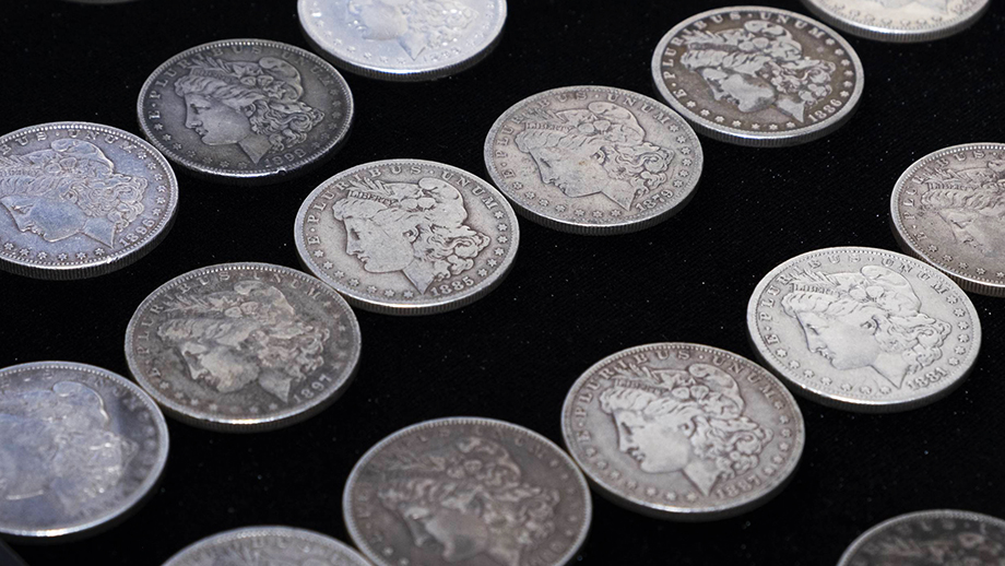 34 старинные серебряные монеты номиналом в 1 доллар передала Сахалинская таможня в фонд областного краеведческого музея.