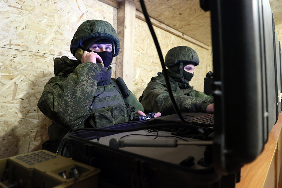 Военнослужащие РФ в пункте управления БПЛА во время совместной работы многофункционального беспилотного комплекса «Орлан-10».